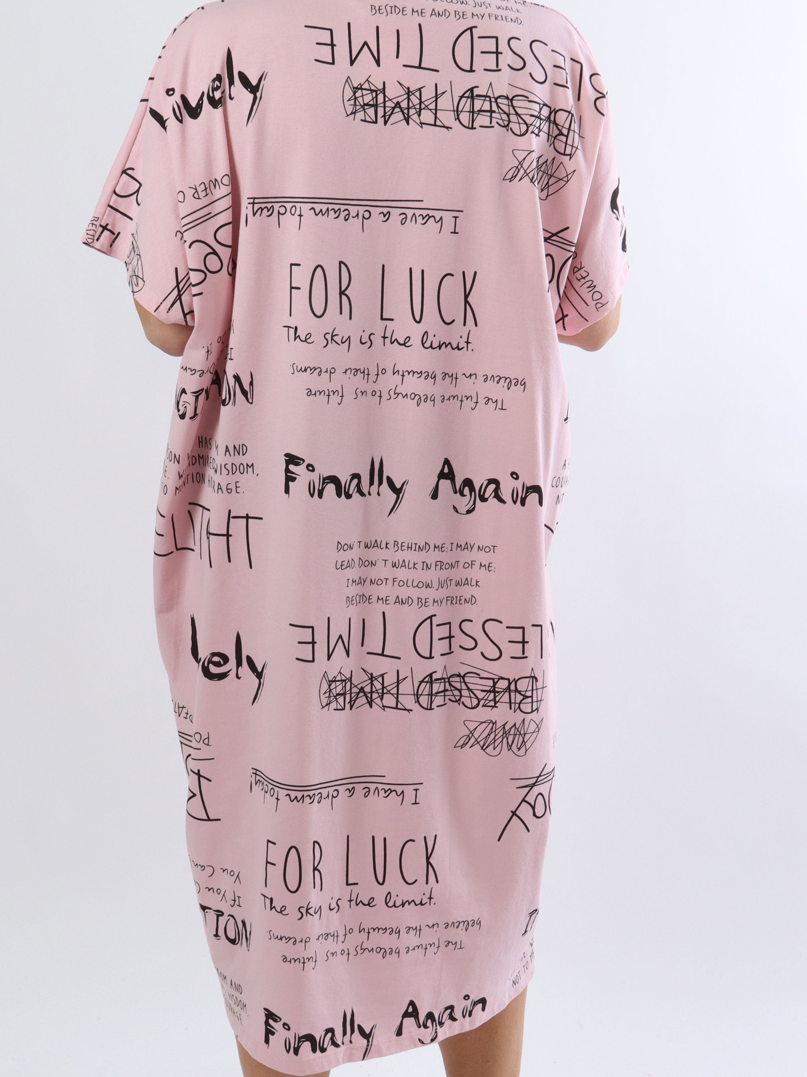 Pil - Plus size t-shirt klänning med skrift i en cool look